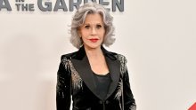 Blista u devetom desetljeću: Jane Fonda servirala glamurozan stajling u baršunu od glave do pete