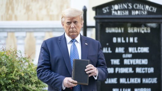 Biden: Htio sam kupiti Trumpovu Bibliju samo da vidim koji je to vrag
