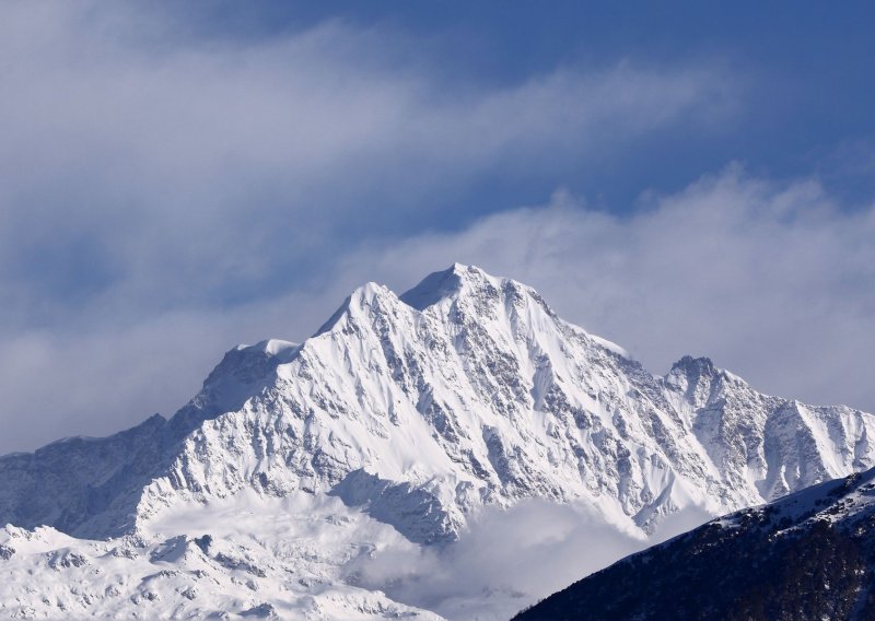 Spasioci tragaju za osam alpinista nestalih na himalajskom vrhu