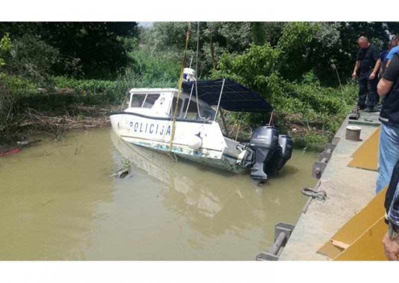 Hrvatski policajci spasili 16 migranata iz nabujalog Dunava, no onda je u brod počela nadirati voda