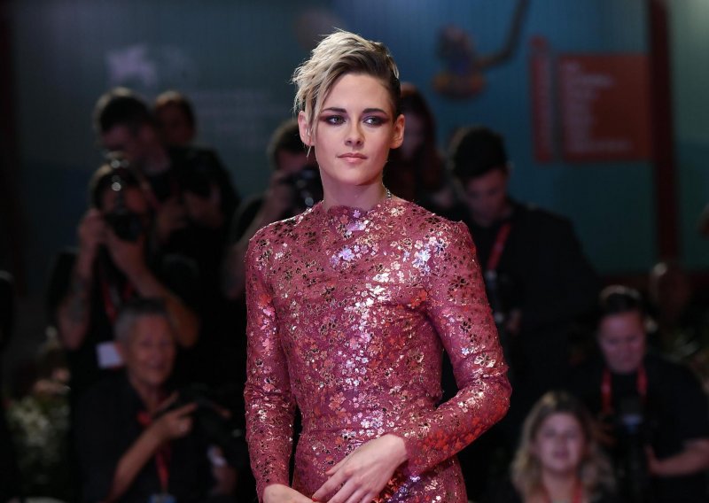 Lijepa glumica u elegantnoj haljini zasjala na Filmskom festivalu u Veneciji
