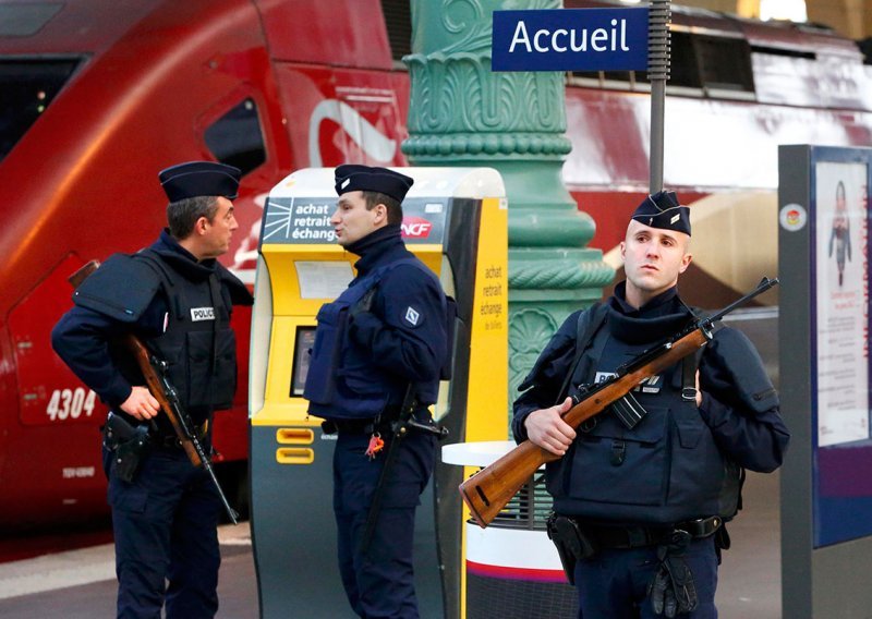 Stručnjaci se pitaju je li napad u Francuskoj 'nasumični' terorizam, istraga se širi