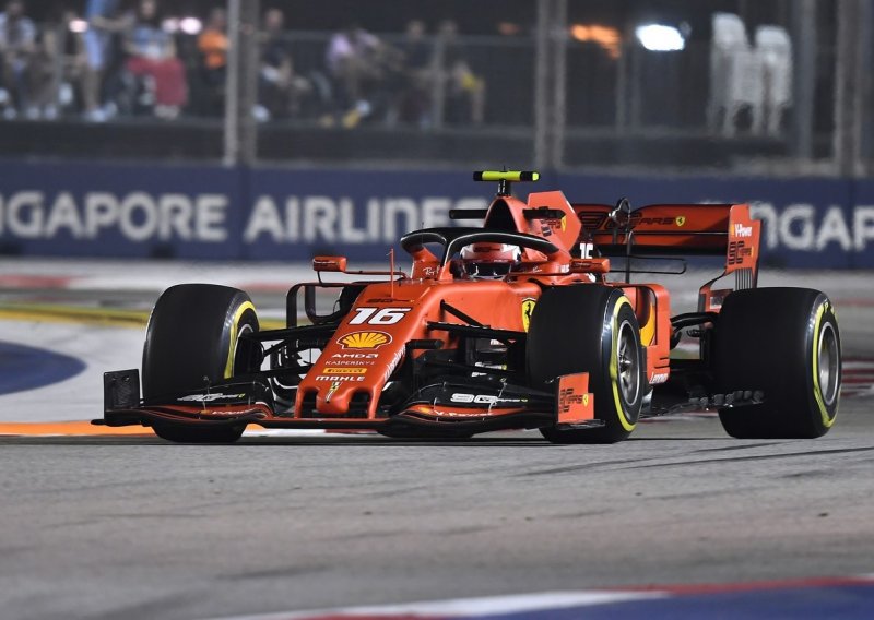 Leclerc čak i u Singapuru starta prvi, Hamilton između dva Ferrarija