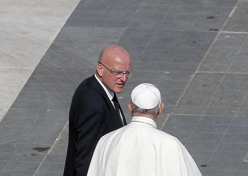 Šef vatikanske žandarmerije podnio ostavku zbog curenja informacija o istragama mutnih poslova