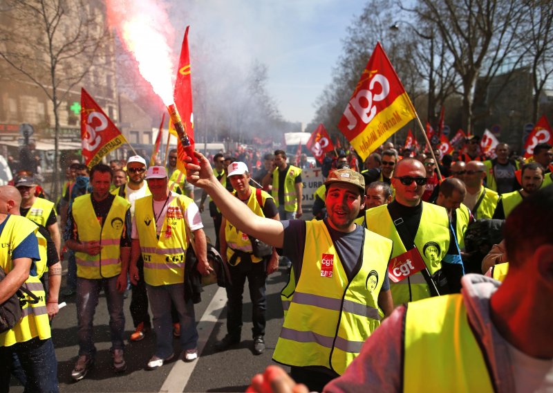 Masovni prosvjedi protiv 'štednje' diljem Francuske