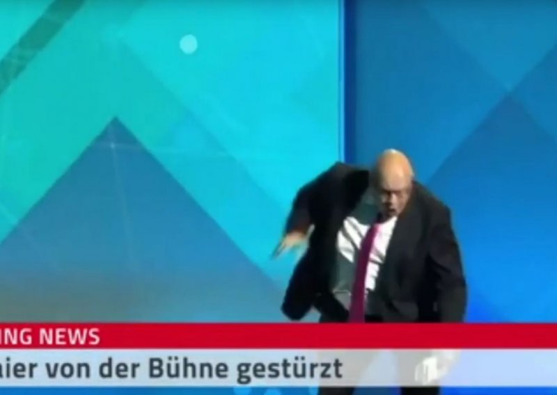 [VIDEO] Njemački ministar gospodarstva pao s pozornice pa se onesvijestio: Hitno prebačen u bolnicu