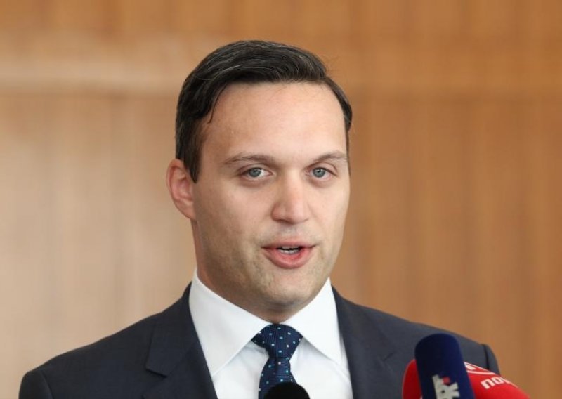 Glasnogovornik Luka Đurić mora otići, osramotio je predsjednicu