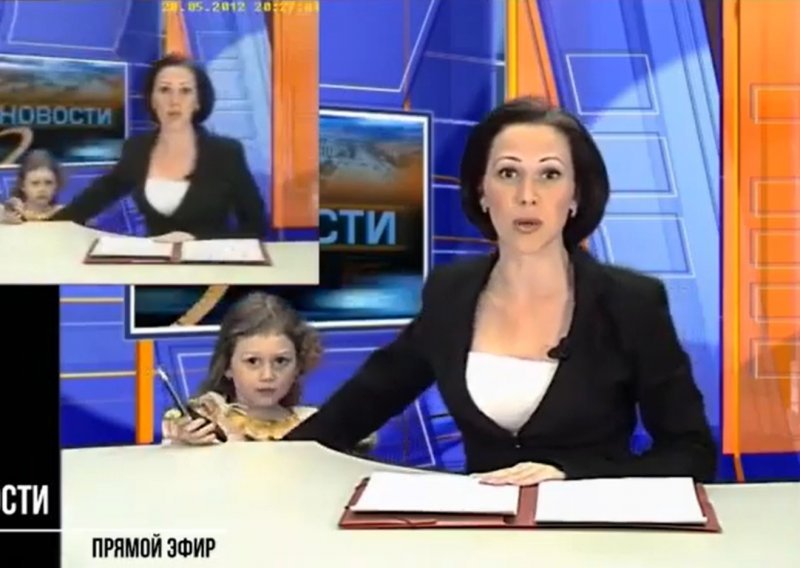 [VIDEO] Još jedna djevojčica uletila u kadar tijekom vijesti uživo: 'Mama, stigla ti je poruka!'