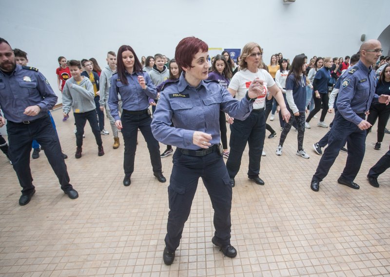 [FOTO/VIDEO] Policajci u Osijeku skinuli oružje i lisice pa zaplesali; ovih plesnih pokreta ne bi se posramili mnogi