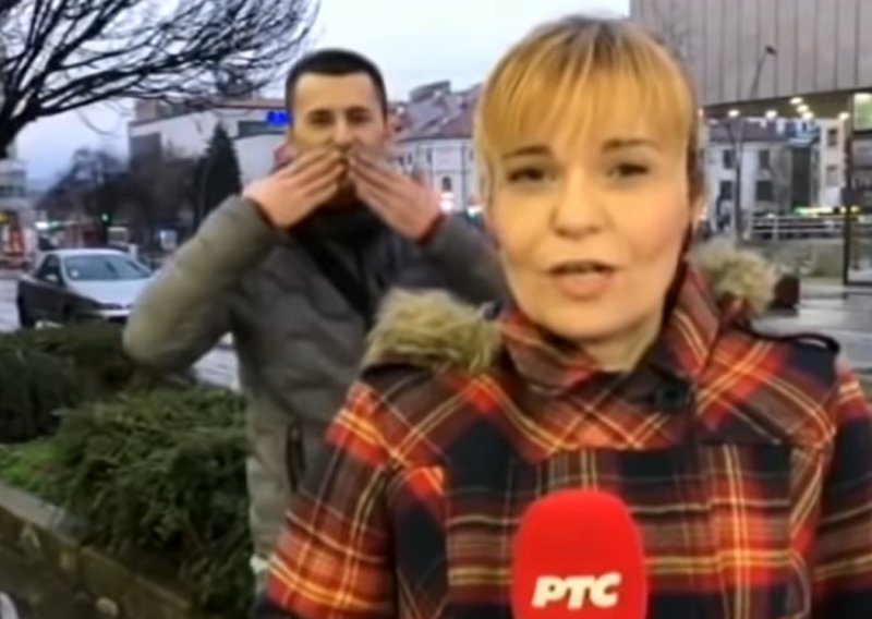 Urnebes na srpskoj televiziji: Pobogu, što radi ovaj tip u kadru?