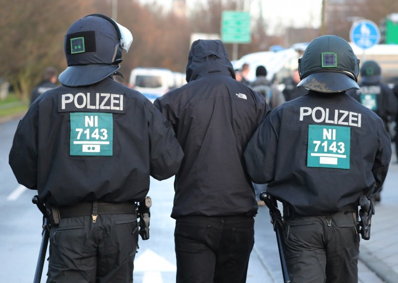 Njemačka policija upala u stanove neonacista koji su htjeli rušiti vladu