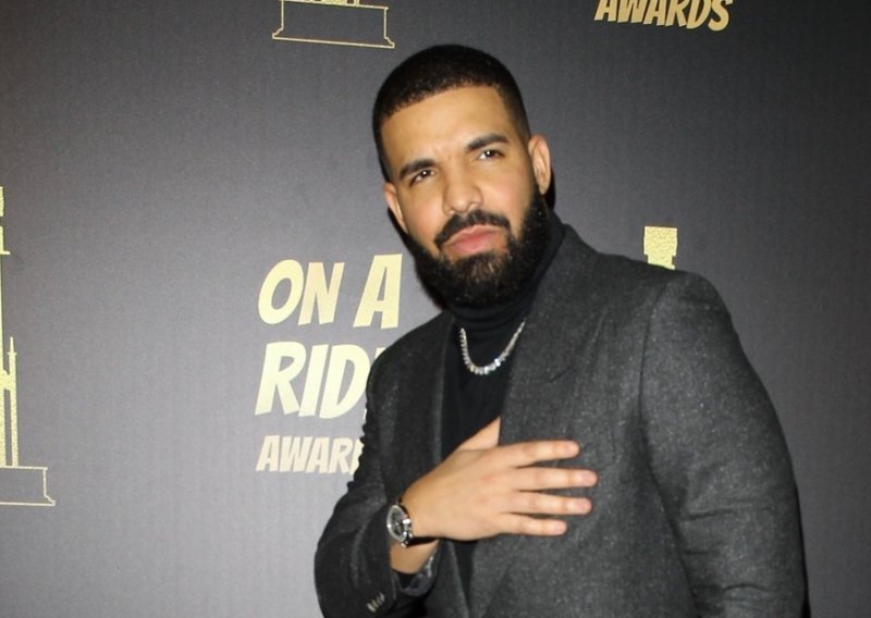 Drakeov sin Adonis odabrao je pravo vrijeme za prvo pojavljivanje na društvenim mrežama