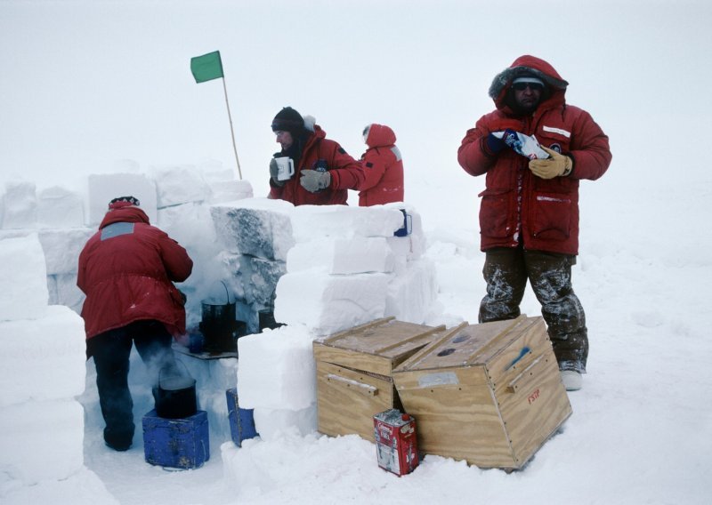 Pogledajte zašto je roštiljanje na Antarktici loša ideja: Na ledenih minus 70 smrzava se sve, čak i krepke juhe