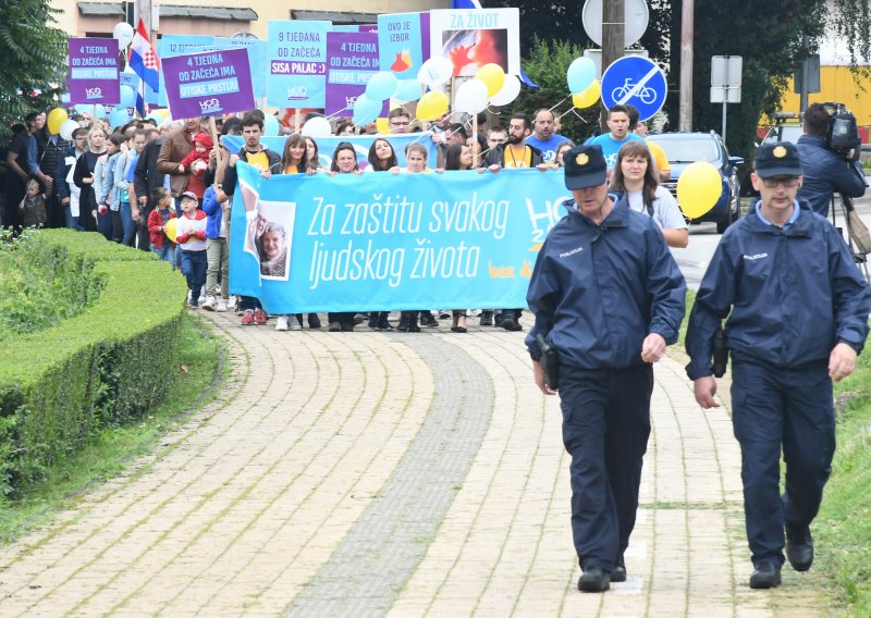 [FOTO/VIDEO] U Sisku se održao 'Hod za život', protuprosvjednici im poručili: Ovo je grad pobjede zdravog razuma!