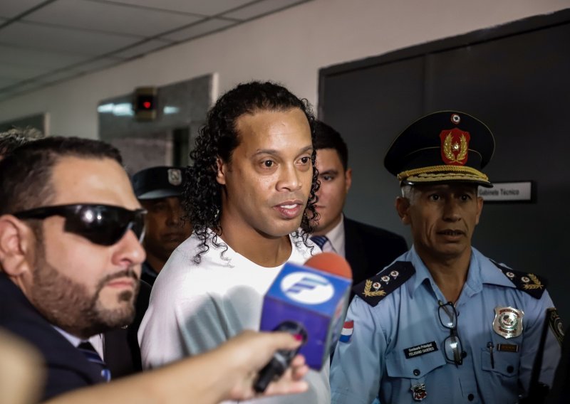 Iako mu je Maradona poslao višemilijunsku ponudu, Ronaldinho još uvijek ne zna hoće li na jesen biti slobodan ili u zatvoru
