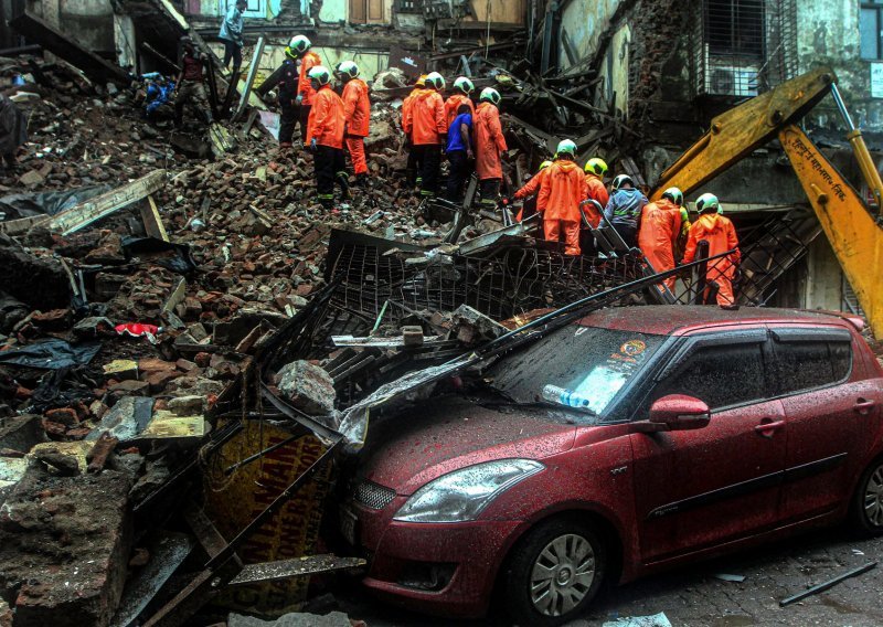 Zbog obilnih pljuskova zgrade se urušile u Mumbaiju, osam žrtava