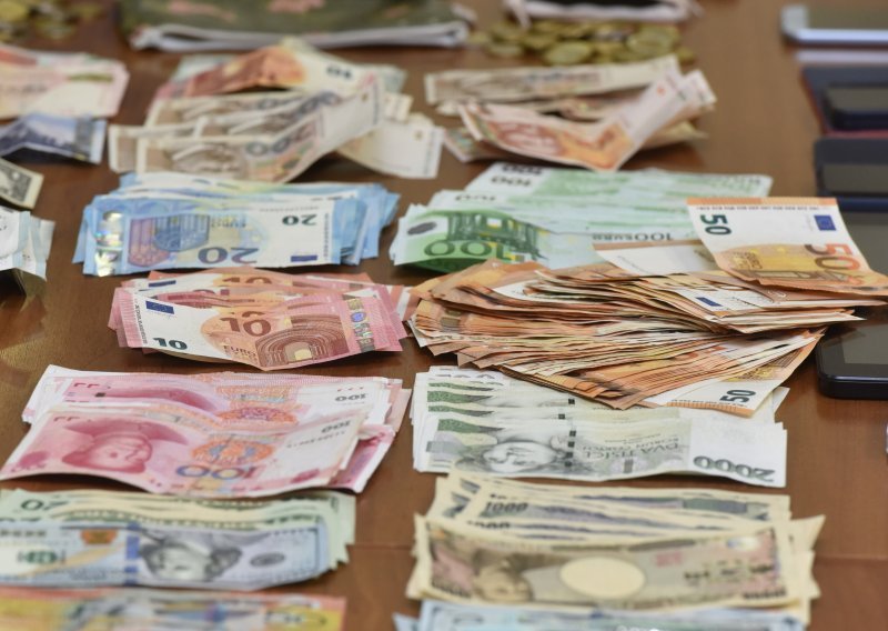 Muškarac u Trogiru maskiran opljačkao trgovinu; kada ga je policija pronašla, pokušao je pojesti ukradene novčanice