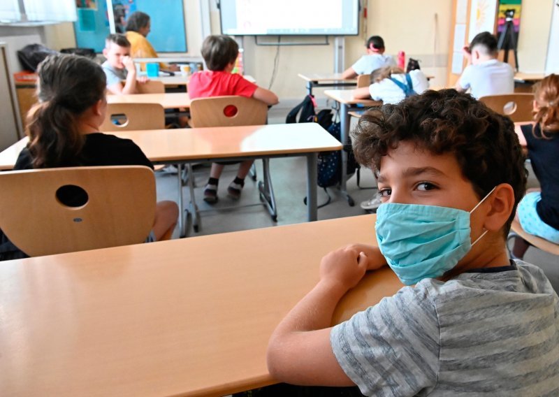 [ANKETA] Maske u hodnicima, ne u učionicama, dezinfekcije među smjenama... Uz svu tu zbrku, treba li djecu najesen poslati u škole?