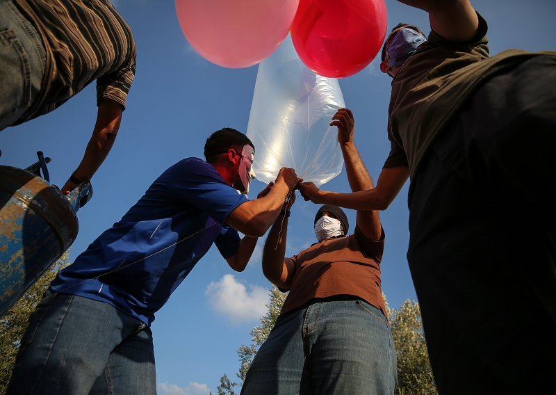 [FOTO] Palestinci napali Izrael zapaljivim balonima, uzvraćeno im teškom artiljerijom i uskratom goriva