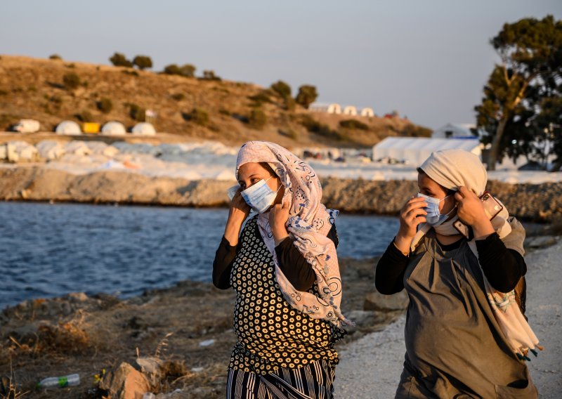 Grčka prebacuje 700 migranata s Lezbosa na kontinent