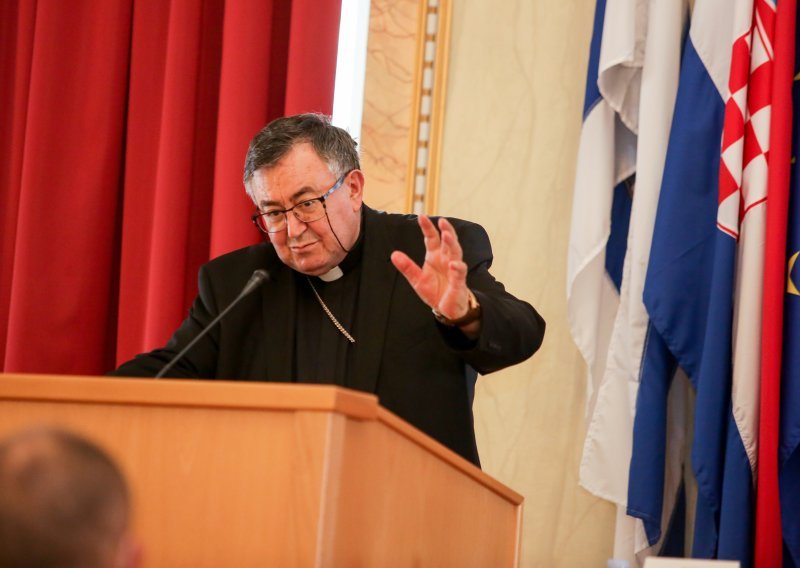 Kardinal Puljić pozvao katolike da ostanu privrženi BiH kao svojoj domovini: Zbog interesa politike ne treba prekrajati prošlost