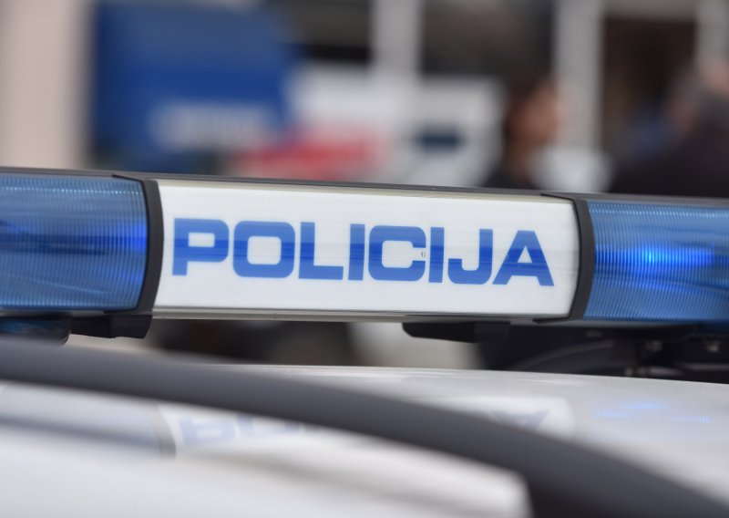 Policija spasila ženu koja se automobilom zaglavila u koritu Drave