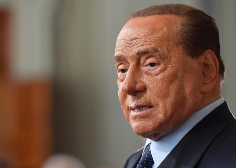 Berlusconi opet hospitaliziran, natukao se pri padu u stanu