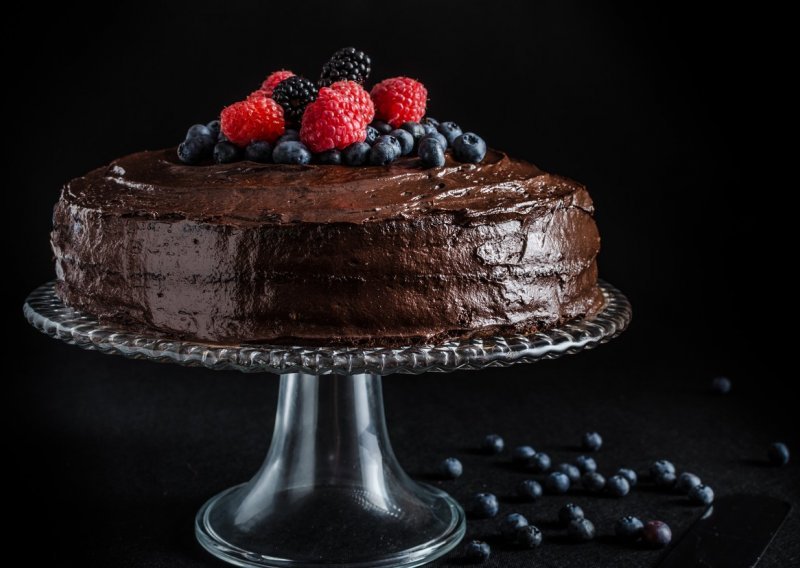 Kad kušate ovu jednostavnu čokoladnu tortu, nećete se moći zaustaviti samo na jednom komadu