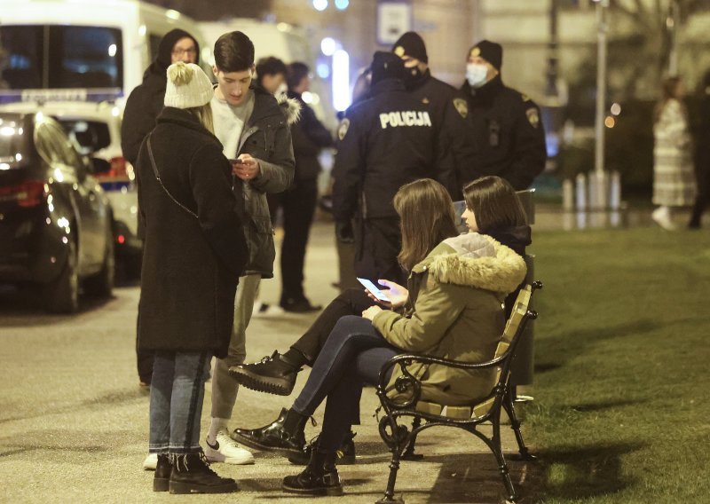 [FOTO] Policija i u subotu umjesto mladih željnih zabave okupirala prostor oko HNK u Zagrebu
