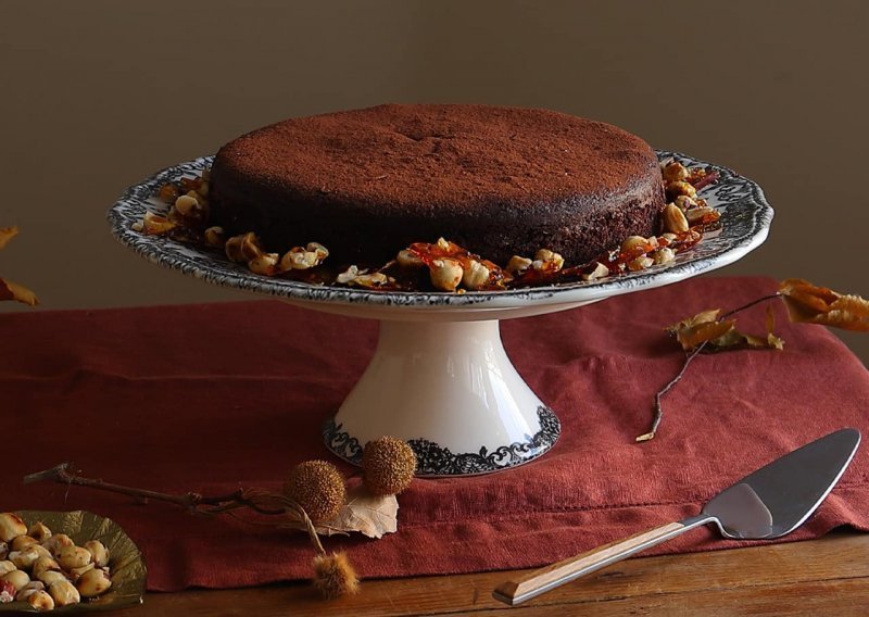 Recept za prefinu čokoladnu tortu bez brašna s kojom se odlično slažu krokanti od lješnjaka