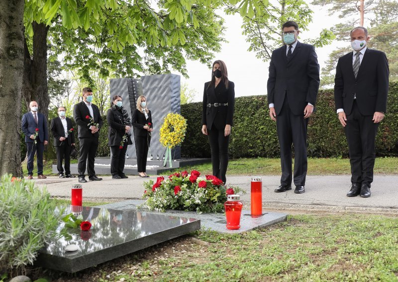 SDP položio crvene ruže na grob Ivice Račana u povodu obljetnice smrti