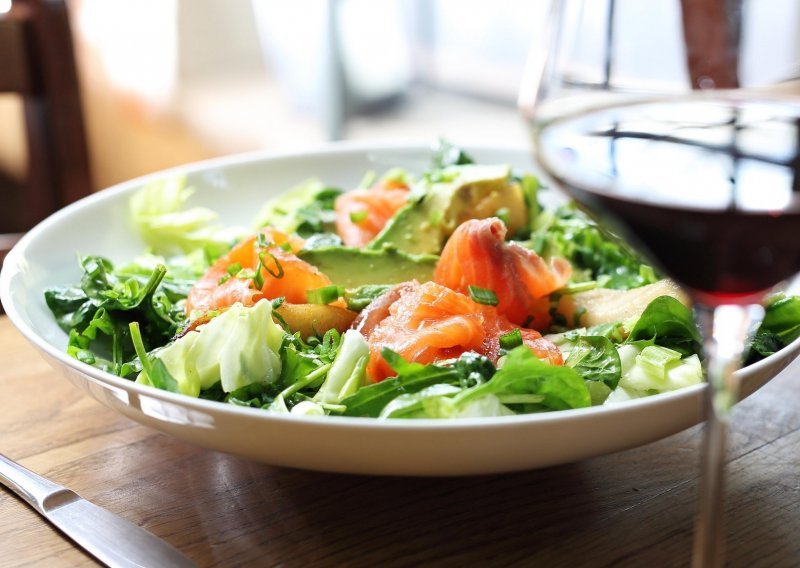 Fino i gotovo u tren oka: Salata od lososa i avokada za dane kada vam se ne kuha, a želite jesti zdravo