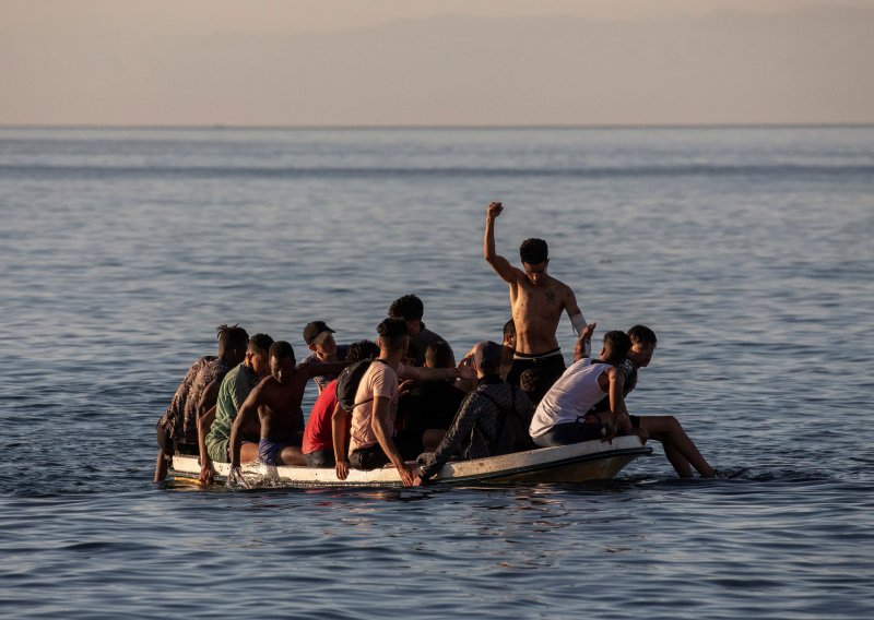 Čamac s migrantima prevrnuo se blizu Lampeduse, petero se utopilo