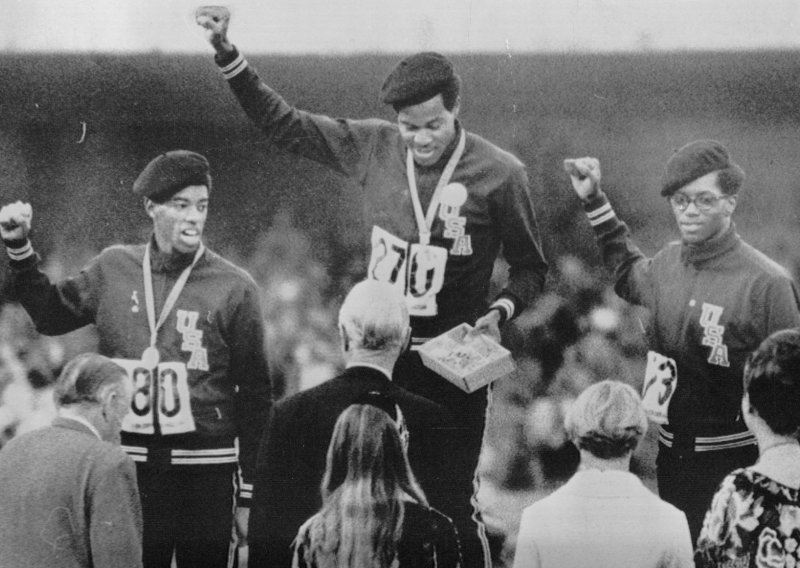 [FOTO] Preminuo dvostruki olimpijski pobjednik koji nije želio trčati utrku u kojoj je na kraju osvojio zlato; njegov potez na postolju zauvijek će se pamtiti