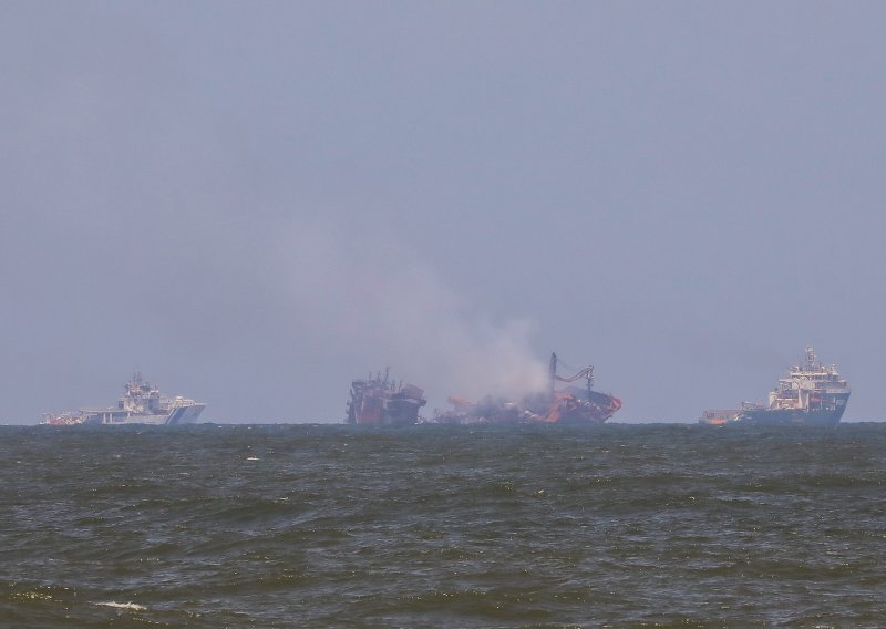 Brod pun kemikalija tone uz obalu Šri Lanke, ekolozi upozoravaju: Najgori scenarij za okoliš