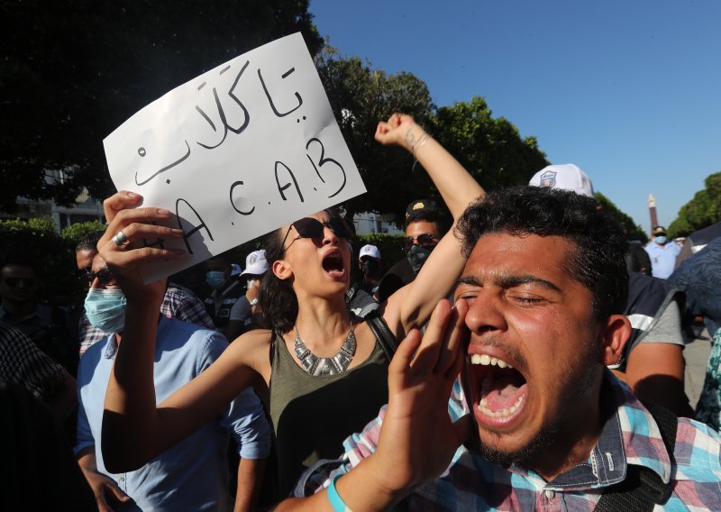 U glavnom gradu Tunisa izbili nasilni prosvjedi zbog policijske brutalnosti