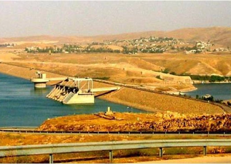 Islamisti potukli Kurde, zauzeli branu i naftno polje