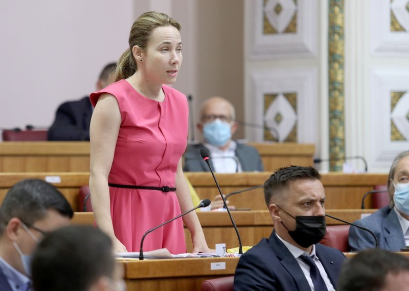 Selak Raspudić odgovorila Matiću: Svesti pobačaj nerođenog djeteta na klanje pileta ili svinjčeta govori sve o našem 'slavljeniku'