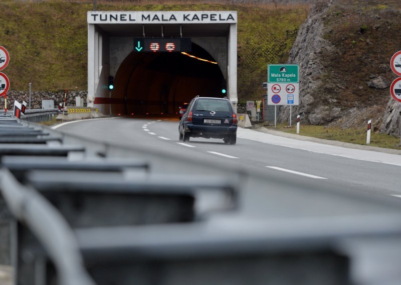Nevjerojatno: Vozačica se uplašila ući u tunel Mala Kapela, prekinuli promet dok se nije vratila na staru cestu