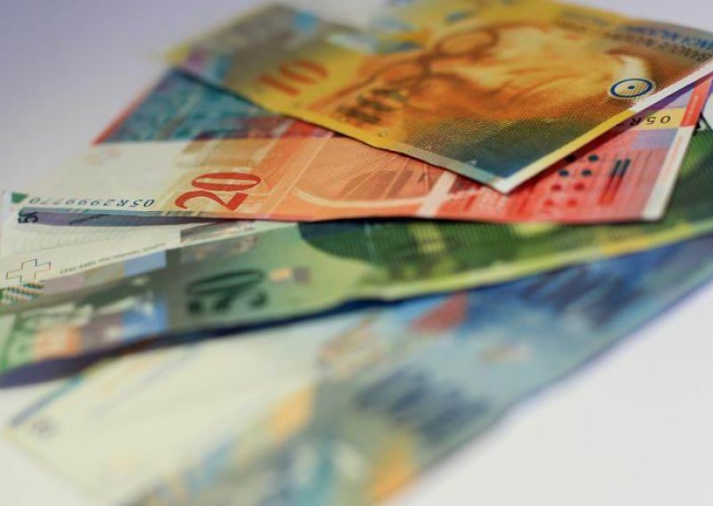 Franak na rekordnim razinama prema dolaru i euru