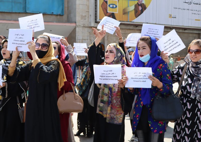 Dvadesetak žena i danas je prosvjedovalo u Kabulu tražeći pravo na rad i studiranje