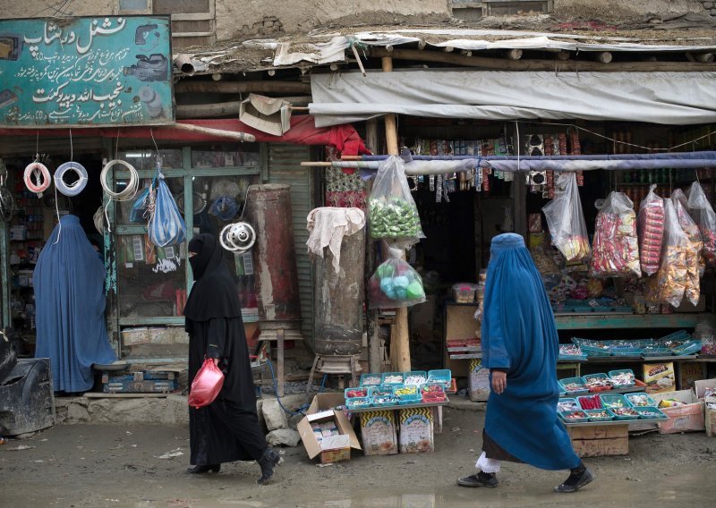 Afganistan: Studentice će na fakultet moći samo odjevene u abaju i nikab