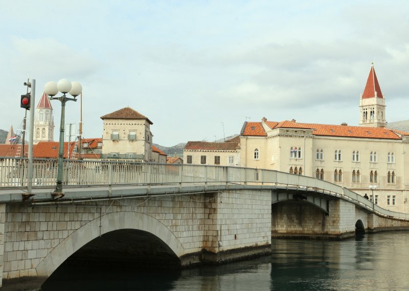 U Trogiru počela obnova staroga mosta, građanima osiguran prijevoz brodom