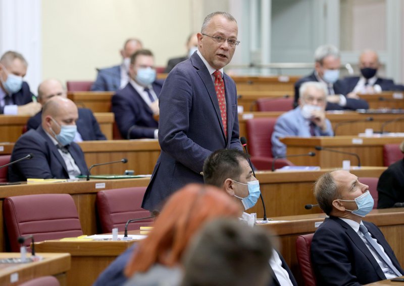 Hasanbegoviću nije zasmetao premijerov jučerašnji istup: Ne budimo mimoze, politički život se pretvorio u kaljužu i dosadnu politički korektnu baru
