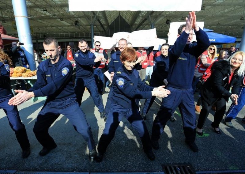 Policija u Osijeku plesala protiv nasilja nad ženama