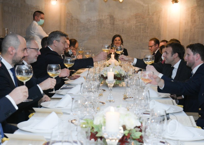 [FOTO] Francuski predsjednik Macron večerao s Plenkovićem. Za stolom se pričalo o stanju u regiji, migracijama, energetici i klimi