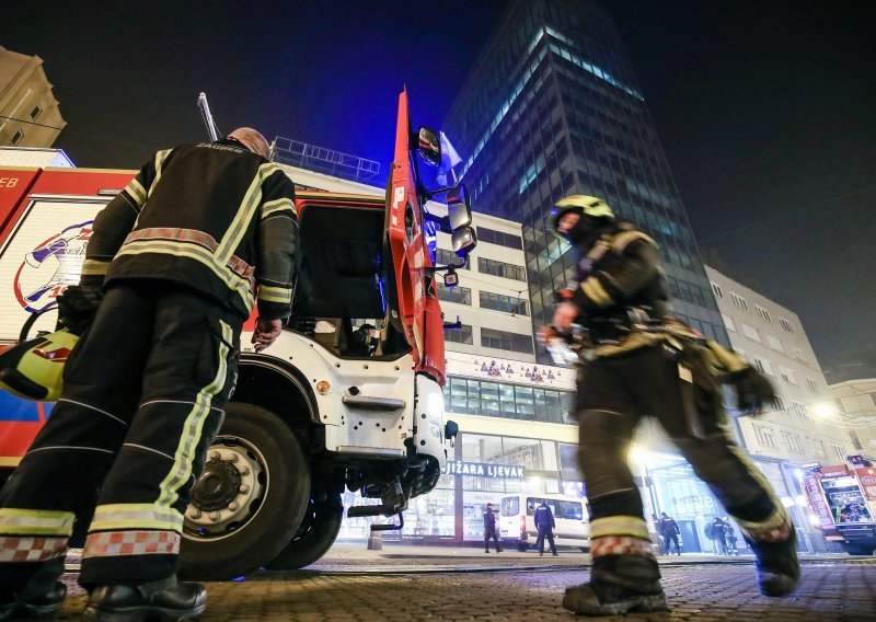 [FOTO/VIDEO] Nakon proslave na Jelačić placu vatrogasci gasili požar na neboderu