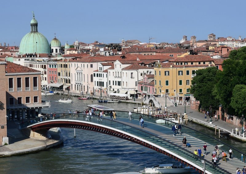 Sigurnost ispred estetike: Nakon brojnih padova i tužbi, Venecija će staklo zamijeniti kamenom na poznatom, skliskom mostu