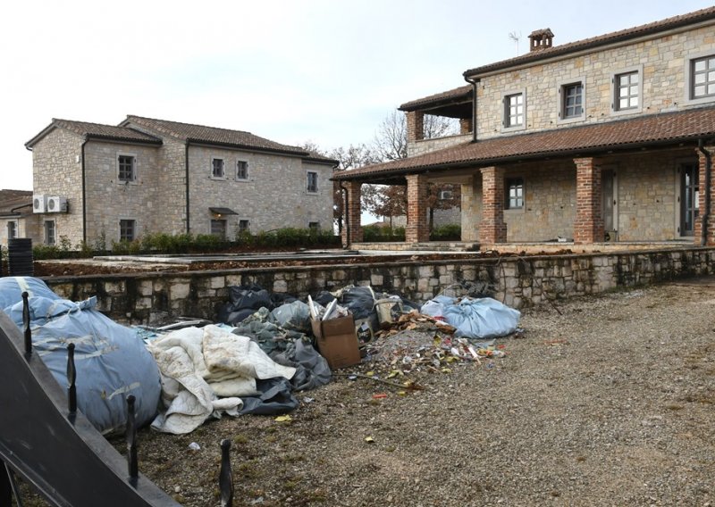 Kuće za odmor u Svetom Lovreču na Poreštini izgledaju kao da ih je poharala katastrofa, no netko ih je odlučio dovesti u red
