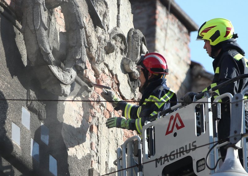[FOTO/VIDEO] Skoro dvije godine od potresa vatrogasci još uvijek uklanjaju opasne fasade